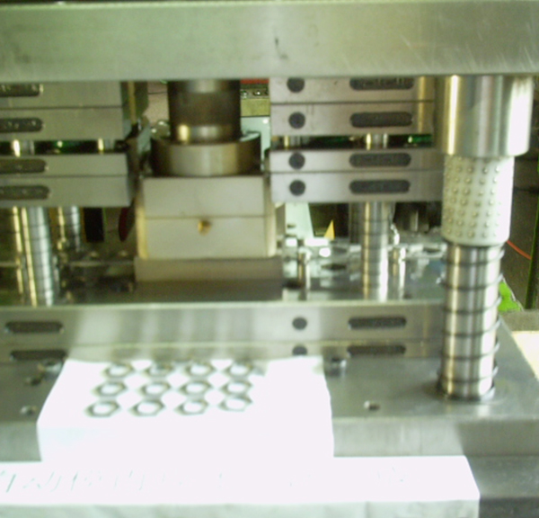 Automatic mould tapping